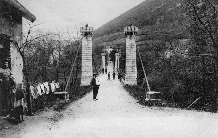 [Le pont suspendu]